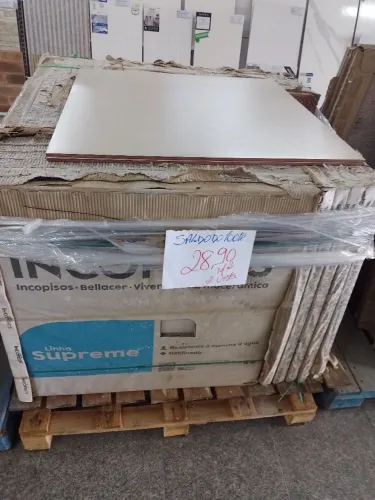 Piso ceramico de área interna acetinado preço por M2 R$ 28,90. Disponível 77 M2.