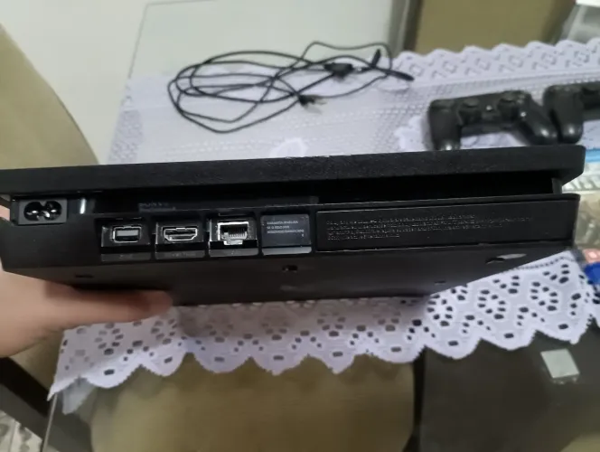Playstation 4 + 2 controles + carregador de controle + 6 jogos mídia física