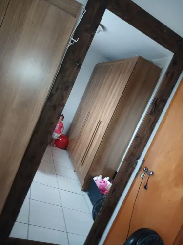 Vendo esse espelho com a moldura rústica.