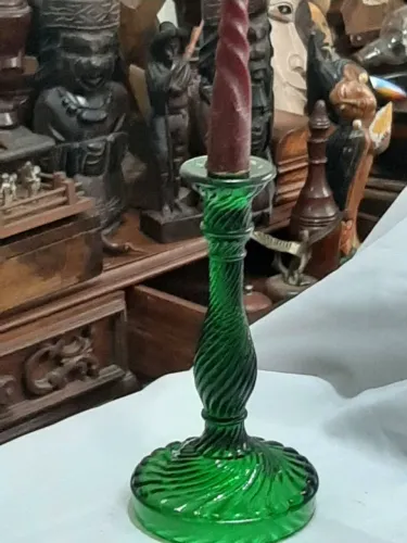 Castiçal em vidro verde com corpo retorcido 23x13cm