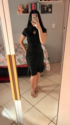 Vestido Preto Midi com Recorte no Decote e Saia Sereia