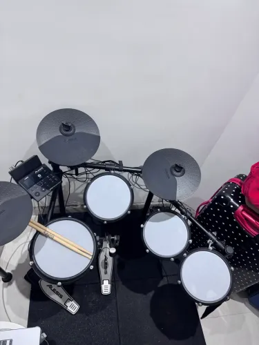 Bateria eletrônica Alesis nitro Max