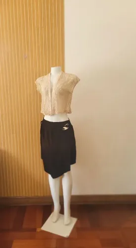 Saia preta modelagem irregular tam M