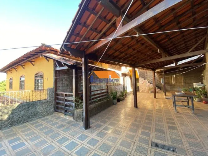 02 casas de 3 quartos Bairro Ermelinda em Belo Horizonte
