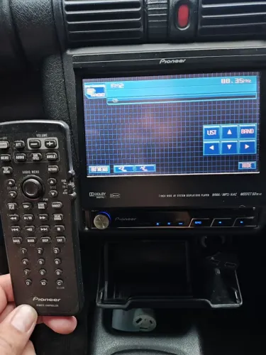 DVD retrátil Pioneer (sem bluetooth).