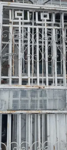 Estou vendendo algumas grades de ferro e alguns vasos sanitário usando bem conservados 