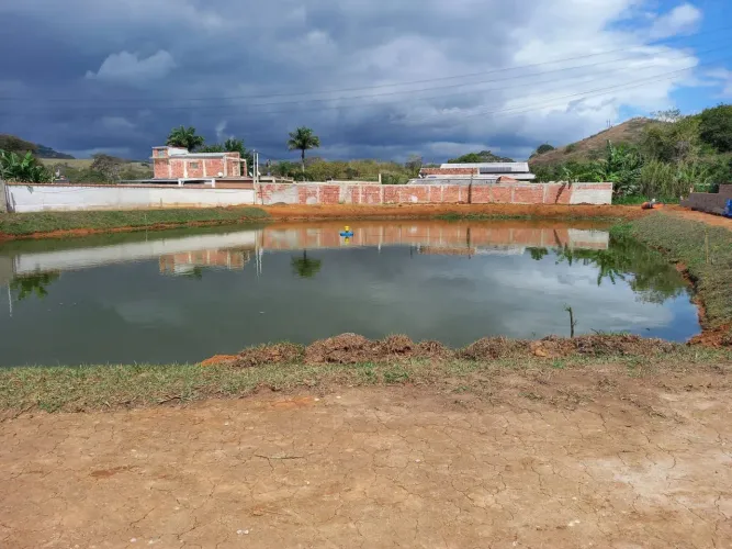 Terreno 3000metros ,com lago enorme todo murado, na beira do asfalto entrada