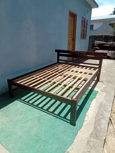 Cama de madeira maciça 