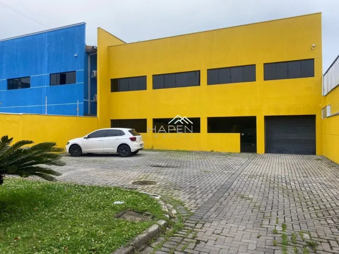 Barracão comercial amplo em Santa Felicidade.