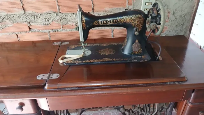 Máquina de costura Singer antiga com gabinete original de madeira