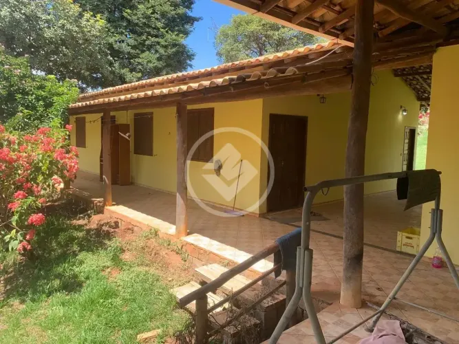 CHACARÁ 2200 M2 COM 3 QUARTOS, COM VARANDA, COZINHA CAIPIRA, AREA DE CHURRASCO EM VESPASIA