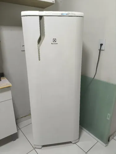 Geladeira Electrolux Frost Free, 322 litros, com painel eletronico 1 porta.<br>?Modelo: RFE39