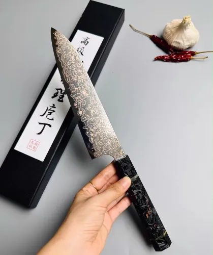 Faca japonesa premium em aço Damasco 67 camadas