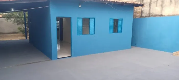 Casa no bairro Vila Alvorada, na rua principal do parque de exposição.