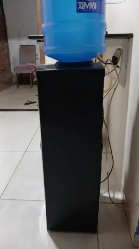 Um bebedouro Preto está em ótimo estado valor de de 350,00