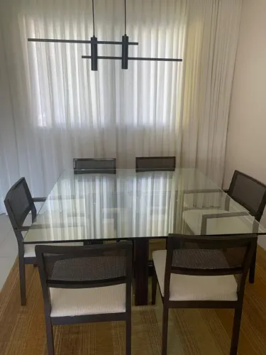Vendo bela mesa base de madeira luxo,R$3.000,00