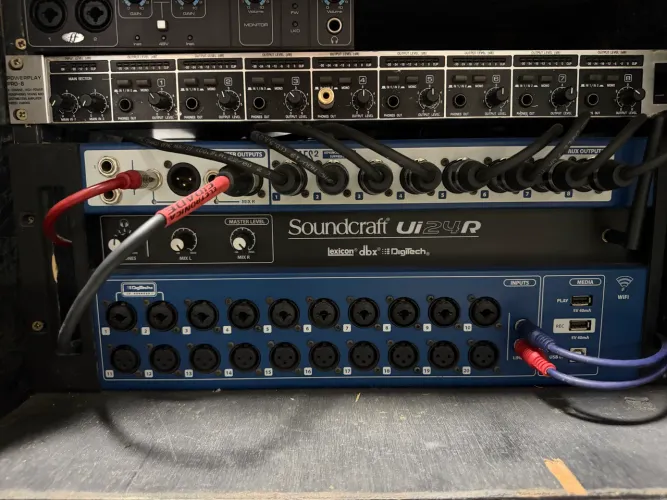 Soundcraft Ui24R + Powerplay 8 Canais + Case/Rack Completo