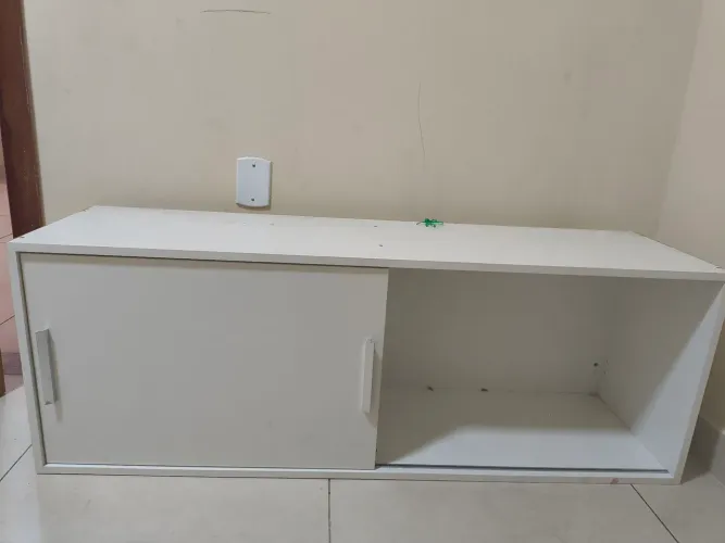 Armário de parede com porta de correr. Largura 1.40cm altura 50cm