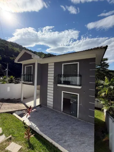 Casa moderna de primeira locação, 3 quartos, 1 suíte, quintal gramado no Maravista - Niter