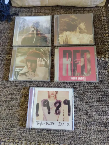 Cds da Taylor Swift, 5u, originais, alguns lacrados.