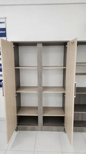 armário alto com 2 portas