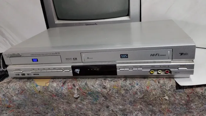 Combo DVD Vídeo cassette   Gradiente  DV-570, com defeito e sem controle remoto 