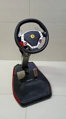 Simulador é o Thrustmaster Ferrari Wireless GT Cockpit 430 DV00180