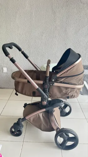 Carrinho de bebê com bebê conforto