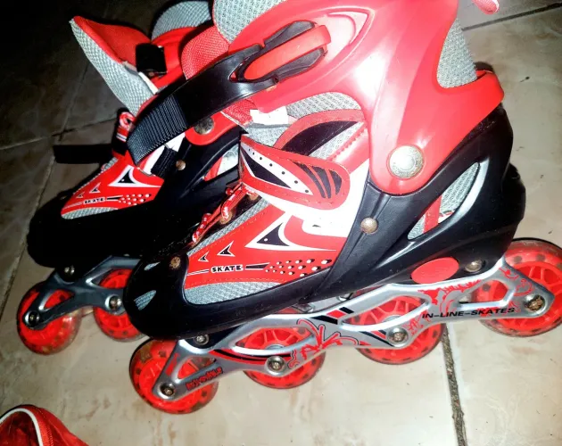 Patins semi novo calça de n? 39/ 43 por R$ 180,00 e 3 sandalias de salto 38 e 39, R$100,00