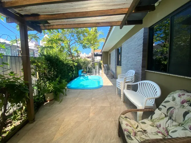 Casa com 200m² construídos e piscina privativa no Estreito - JMS