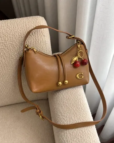 Bolsa Coach com chaveiro
