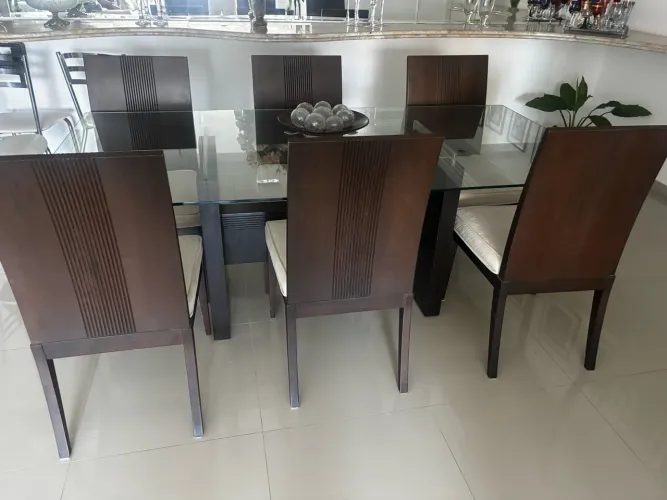 Conjunto sala de jantar seis cadeiras