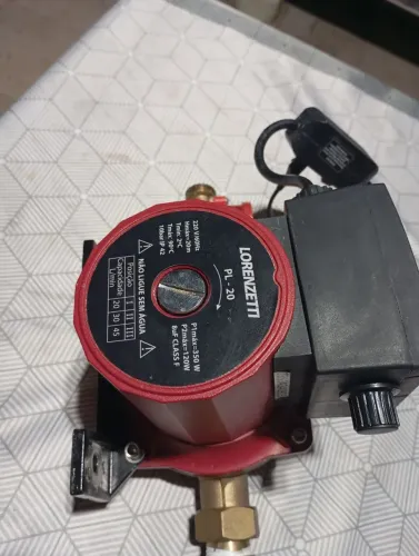 Vendo bomba de água persurizador pl 20 semi nova interessado chamar no WhatsApp *