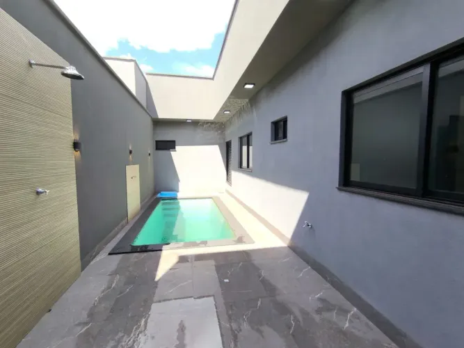 Casa à venda em Rio Verde - GO com churrasqueira, piscina, 3 quartos, armários e espaço am