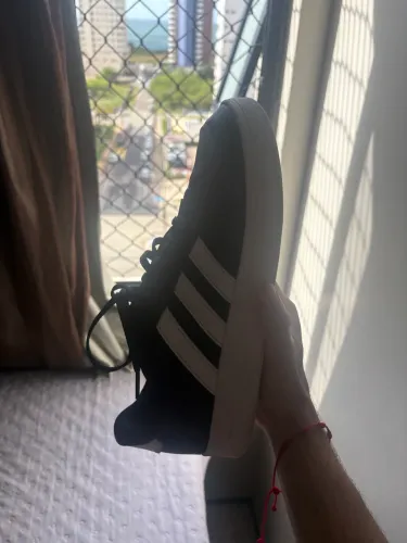 Tênis Adidas Preto e Branco - Original (Tam. 42.)