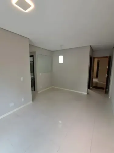 COND. ITAPUÃ, 3 QTOS SENDO 1 SUÍTE, TODO NO PORCELANATO, NÃO FINANCIA