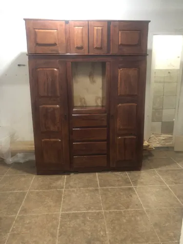 Guarda roupa de solteirão madeira angelim pedra semi novo pra vim buscar aqui em prazeres