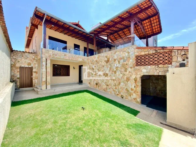 Casa à Venda no Bairro Serrano, 4 Quartos, 1 Suíte, Espaço Gourmet, Quintal e 3 Vagas Cobe
