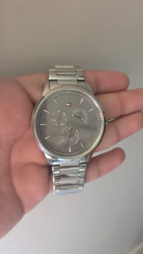Relógio Tommy Hilfiger Multifunção Prata, Mostrador Cinza, Original com Caixa
