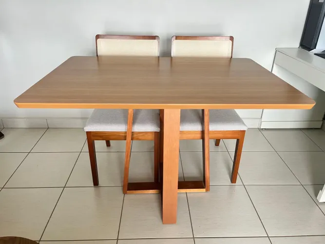 Mesa nova com cadeiras de madeira 