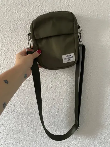 Bolsa tiracolo verde.