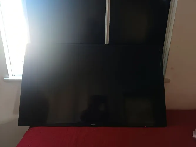 Vendo 2 tvs para retirada de peças ou concerto 32 polegadas e outra de 43 polegadas 