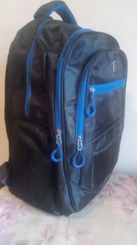 Mochila Preta - detalhes em azul