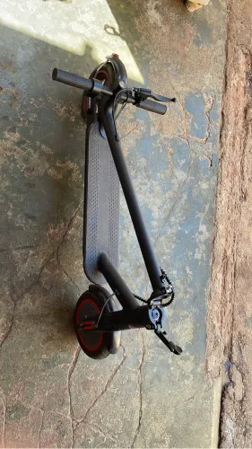 Vende-se um patinete elétrico