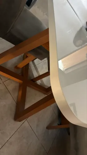 Mesa de jantar retangular branca com pés de madeira