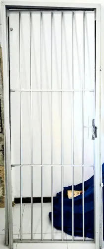 Vendo Porta de Alumínio com vidros Medindo 2,10 x 85