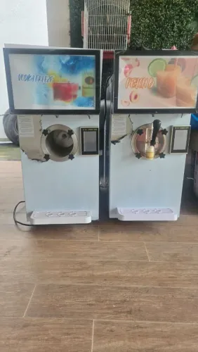 Maquinas de sorvete e frozem raspadinha