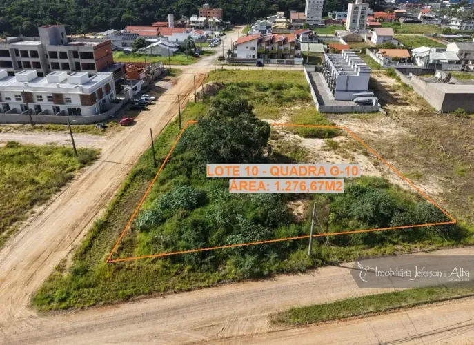 Terreno com Escritura Pública para venda medindo 1.276,67m2 no bairro Village em Imbituba 