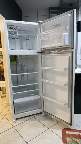 Geladeira Frost Free eletrônica branca