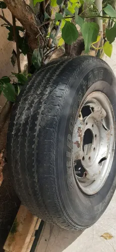 Vendo aro e pneu  meia vida 245.70 16  rs 250 reais